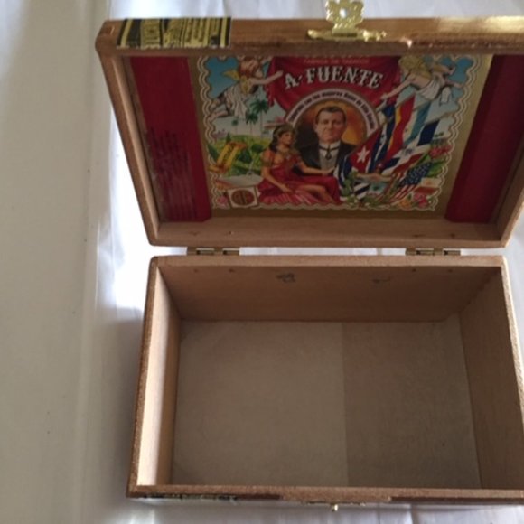 A Fuente Flor Fina 8-5-8 Cigar Box - Picture 7 of 9